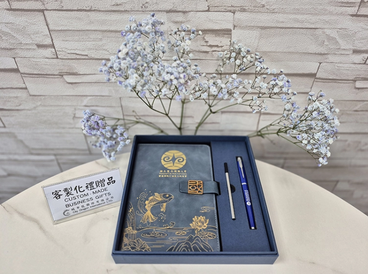 筆記本禮盒-A5國潮錦鯉款禮盒三件組-霧霾藍 (筆記本＋簽字筆＋筆芯)